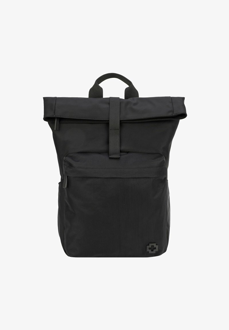 Črn nahrbtnik z zvitkom na vrhu, ki ima glavni predal, sprednji žep na zadrgo in teksturirano blago. Vključuje ročaj na vrhu in logotip. Trajna zasnova.