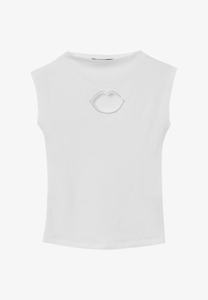 Top bianco a maniche corte realizzato in morbido cotone, con scollatura tonda e un design a forma di labbra con fori decorato con piccole borchie.