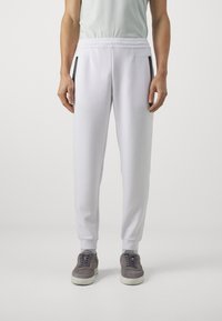 EA7 Emporio Armani - TROUSER - Pantaloni sportivi - bianco Immagine in miniatura 1