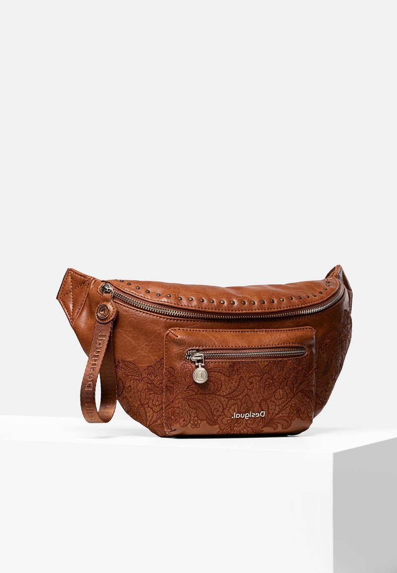 Borsa a tracolla in pelle marrone con motivo floreale in rilievo, cerniera superiore, tasca frontale con ferramenta argentata e borchie decorative lungo il bordo.