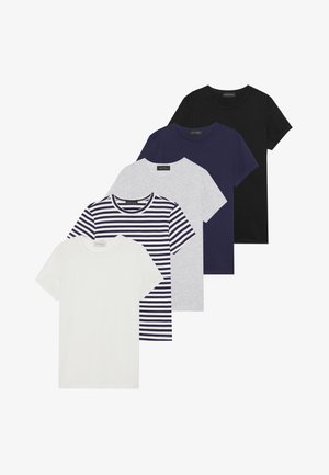 Fünf T-Shirts nebeneinander: eines weiß, eines grau mit marineblauen Streifen, eines marineblau und eines schwarz. Alle haben einen runden Ausschnitt und kurze Ärmel.