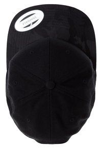 Fekete snapback sapka lapos karimával, textúrált anyagból készült, elöl kör alakú logó címkével. Hátul sima, szellőzőlyukakkal.