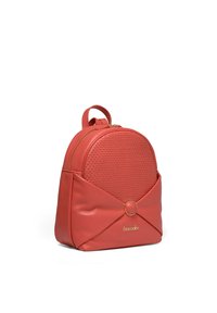 Zaino in pelle rossa con pannello frontale intrecciato e dettagli in metallo dorato. Parte superiore arrotondata, chiusura con zip e spallacci regolabili.