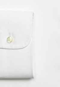 Witte shirtmanchet met een enkele parelachtige knoop, gedetailleerde stiknaad en soepele katoen stofstructuur.