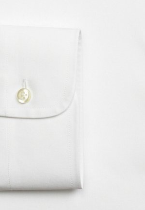 Weißer Hemdmanschetten mit einem einzelnen perlenähnlichen Knopf, detaillierten Nähten und glattem Baumwollstoff.