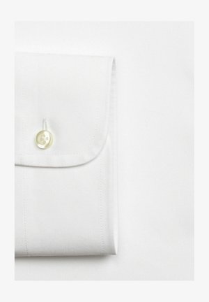 Weißer Hemdmanschetten mit einem einzelnen perlenähnlichen Knopf, detaillierten Nähten und glattem Baumwollstoff.