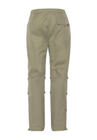 Khaki cargo bukser i letvægtsstof, med en baglomme og knapper langs siderne for justerbar længde. Glat tekstur, lige snit.