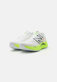 New Balance FUELCELL PROPEL V5 - Tenisice za cestovno trčanje - white