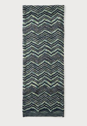 Gestrickter rechteckiger Schal mit Zickzackmuster in Blau-, Grün- und Schwarztönen auf weißem Hintergrund.
