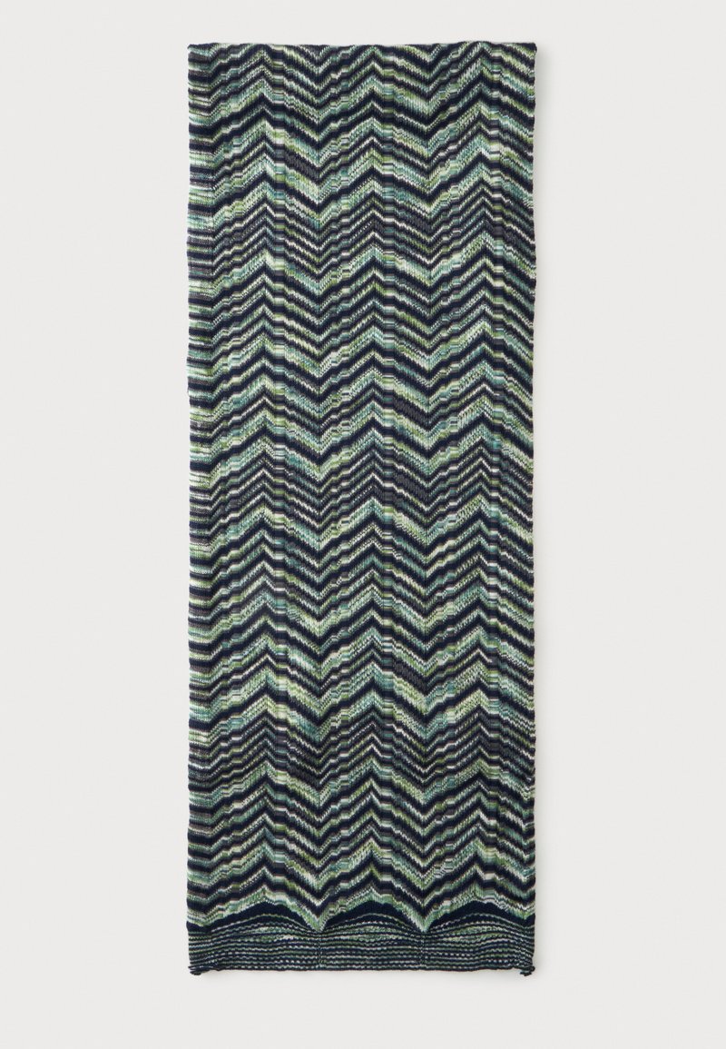 Écharpe rectangulaire tricotée avec un motif en zigzag dans des tons de bleu, vert et noir sur fond blanc.