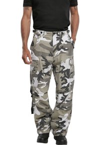 Cargo-byxor i bomullsblandning med camouflage-mönster, utrustade med flera fickor, lös passform och justerbart midjeband. Färgpaletten inkluderar grönt, grått och vitt.