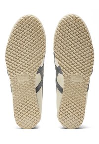 Beige sneakers met een gestructureerde witte rubberen zool. Kenmerkt grijze suède accenten en een zigzagontwerp aan de zijkant. Platte veters inbegrepen.