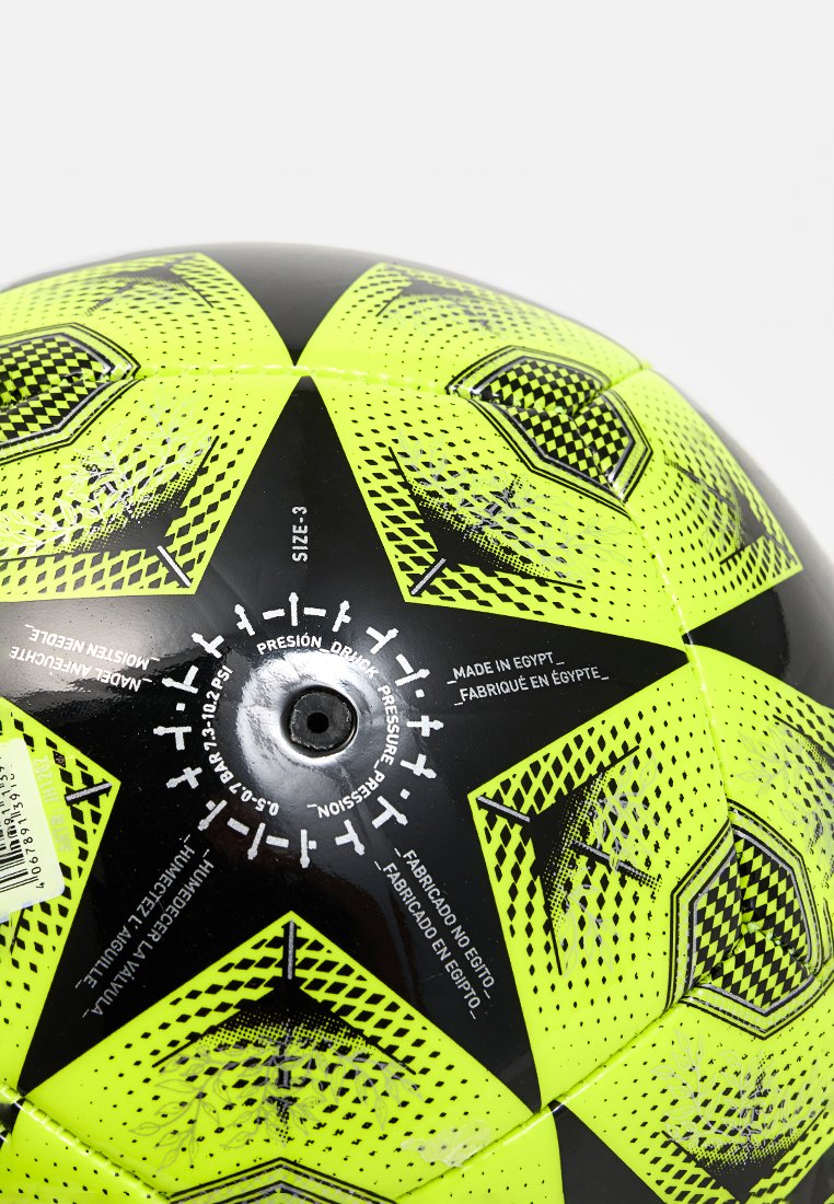 Pallone da calcio nero e giallo neon, con pannelli esagonali e a forma di stella, superficie texturizzata, presenta istruzioni per la pressione e dettagli di fabbricazione.