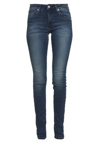 Jeans ajustados de denim azul oscuro con áreas desgastadas. Cuenta con un diseño clásico de cinco bolsillos y detalles de costura. Cierre estándar con cremallera y botón.