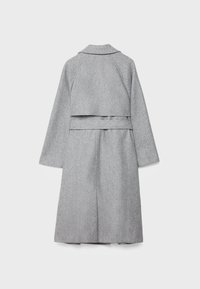 Grauer Wollmantel mit Reverskragen, überschnittenen Schultern und tailliertem Gürtel; knielang mit glatter Textur und klaren Linien.