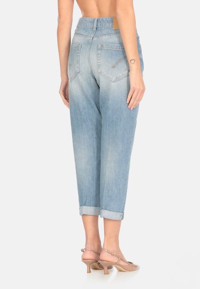 Jeans in denim azzurro chiaro con vita alta e risvolti, dotati di due tasche posteriori e una etichetta in pelle in vita.