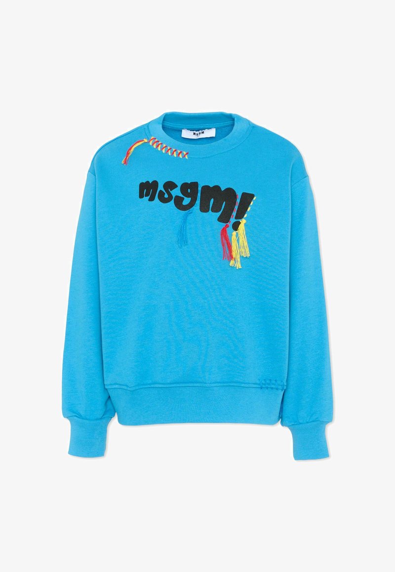 Sudadera azul brillante con texto "msgm!" en negro, decorada con borlas rojas, amarillas y azules y costuras coloridas cerca del cuello.
