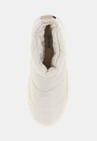 Pantofii slip-on gri deschis au un design matlasat, vârful rotund și o talpă din cauciuc texturat. Dispune de un logo subtil pe brant.