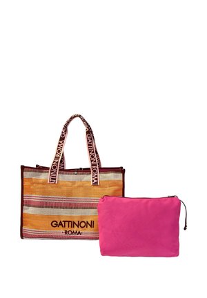 Gestreifte orange-beige Gattinoni Roma Tragetasche mit markenprägten Griffen neben einem schlichten, leuchtend pinken Reißverschluss-Etui.