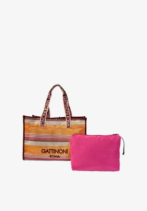 Gestreepte oranje en beige Gattinoni Roma totebag met gebrande handvatten naast een effen felroze etui met ritssluiting.