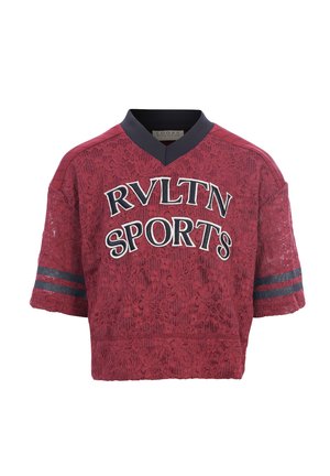 Rood kanten sportshirt met korte mouwen, zwarte kraag, zwarte strepen op de mouwen en witte "RVLTN SPORTS" tekst op de voorkant.