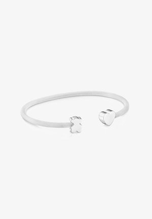 Bracelet ouvert en argent avec un bracelet en maille, présentant une extrémité en forme de cœur d'un côté et une extrémité en forme d'ourson de l'autre.