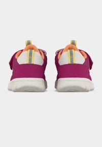 Μωβ αθλητικά παπούτσια παιδιού με λευκές σόλες, πορτοκαλί εσωτερική επένδυση και κίτρινα-γκρι τράβηγμα πίσω, που φαίνονται από πίσω σε λευκό φόντο.