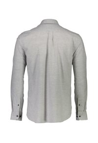 Camicia grigia chiara a maniche lunghe vista da dietro con polsini abbottonati e piega sullo yoke posteriore su uno sfondo bianco.