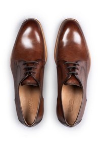 Braune Lederhalbschuhe mit glänzender Oberfläche, runder Zehenform, Schnürdesign und einem Innenfutter aus hellbraunem Leder. Sichtbare Akzentstiche.