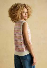 Strick-Ärmelloser Pullover mit einem mehrfarbigen Streifenmuster in Rosa, Weiß und Grün, mit einem gerippten, cremefarbenen Saum und Armausschnitten.