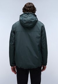 Chaqueta impermeable de color verde oscuro con capucha, que tiene una textura suave, puños elásticos y un corte recto. Vista trasera mostrada.
