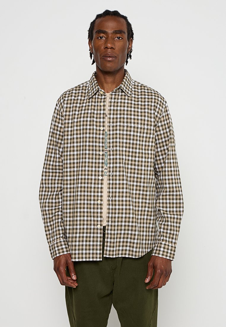 Bruin en wit geblokt overhemd met knopen, voorzien van een klassieke kraag, lange mouwen en een zakdetails op de linkerborst.