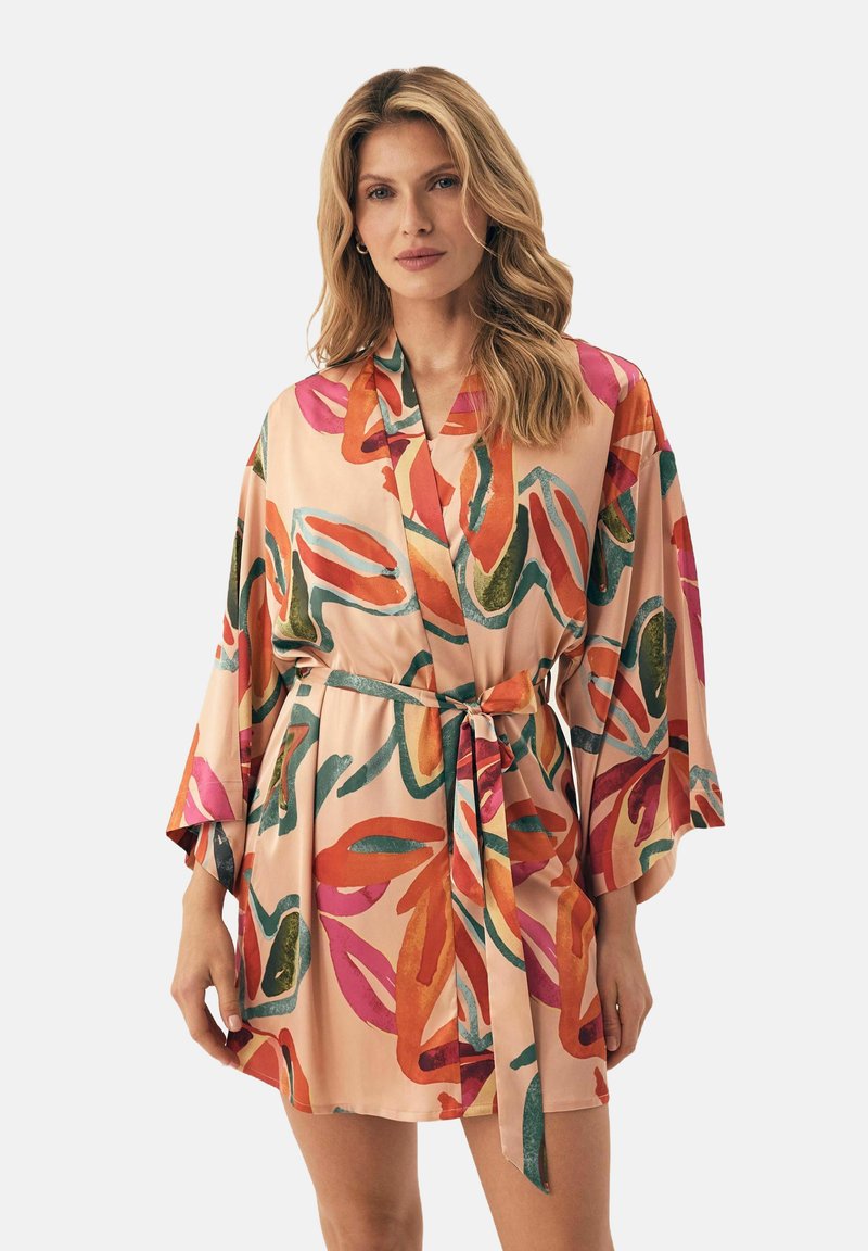 Krótki szlafrok kimono w miękkim materiale, z brzoskwiniowym tłem i żywymi wzorami liści w czerwonym, zielonym i różowym kolorze, związany pasującym paskiem.