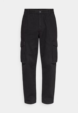 Zwarte cargobroek met elastische tailleband, knoopsluiting en twee zijzakken. Gemaakt van duurzaam materiaal met een gladde textuur.