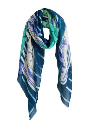 Écharpe à motifs bleus et verts avec des formes et des lignes abstraites, drapée avec deux extrémités pendantes sur un fond blanc.