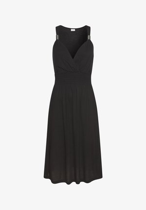Czarna sukienka bez rękawów z dekoltem w kształcie litery V, marszczoną talią i gładkim materiałem. Posiada ozdobne paski na ramionach oraz rozkloszowaną spódnicę.