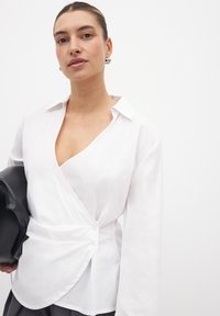NA-KD WRAP - Hemdbluse - white