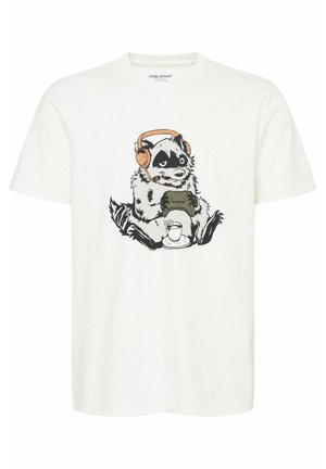 Witte katoenen t-shirt met een afbeelding van een raccoon die een hoofdtelefoon draagt en een gamecontroller vasthoudt, met een beker ernaast.