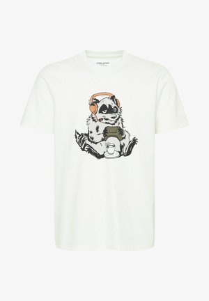 Witte katoenen t-shirt met een afbeelding van een raccoon die een hoofdtelefoon draagt en een gamecontroller vasthoudt, met een beker ernaast.