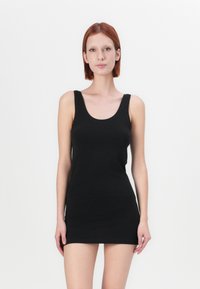 Rochie tip tank de culoare neagră, realizată dintr-un material moale și elastic. Are un guler rotund și curele late, fiind concepută pentru a evidenția silueta.