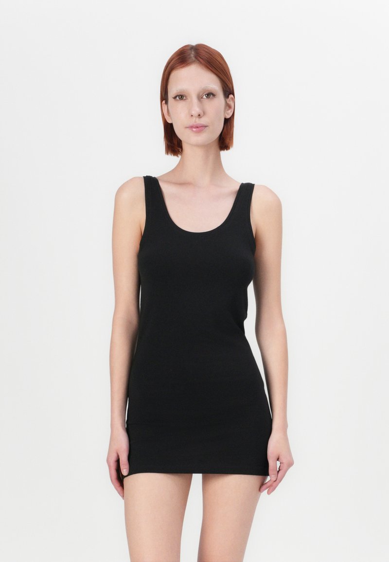 Rochie tip tank de culoare neagră, realizată dintr-un material moale și elastic. Are un guler rotund și curele late, fiind concepută pentru a evidenția silueta.