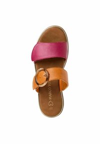 Sandale ouverte avec des lanières en cuir rose et orange et un accent de boucle ronde. Semelle intérieure marron douce avec une semelle plate.