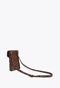 Borsa a tracolla con stampa leopardata, forma rettangolare, materiale in ecopelle, dettagli in metallo dorato, tracolla regolabile, superficie texturizzata.