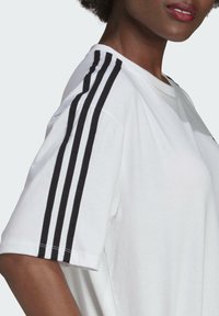 adidas Originals OVERSIZED ADICOLOR RELAXED - Apdrukāts T-krekls - white