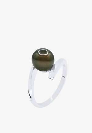 Bague en argent à bande ouverte avec une seule perle noire ronde posée sur le dessus, finition polie et lisse.