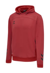 Czerwona sportowa bluza z kapturem ze ściągaczem, czarne logo Hummel na lewej piersi i czarne paski w jodełkę na rękawach.