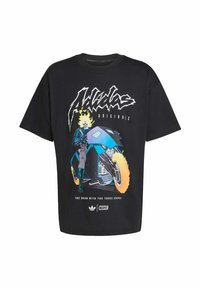 Sort t-shirt med grafik af en flammende kraniumrytter på en futuristisk motorcykel og fed "Adidas Originals" tekst ovenfor. Marvel og Adidas logoer nedenfor.