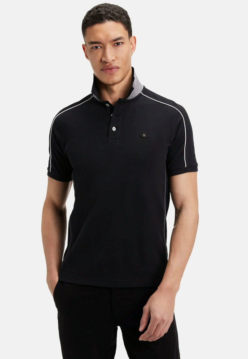 Polo shirt noir avec un col gris, détails en piping blanc et une patte de boutonnage à trois boutons. Présente un petit logo sur la poitrine et des manches courtes.