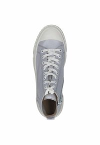  Lichtgrijze high-top sneaker van leer en synthetische materialen, met witte veters, een zijrits en een gestructureerde rubberen zool.