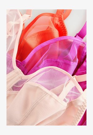 Lingerie beha's in tinten van perzik, oranje en roze, met gaasdetails, zachte stof, verstelbare bandjes en een naadloos ontwerp.